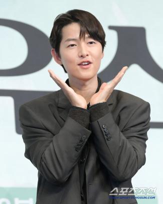 41-year-old Song Joong-ki looks like she's in her 20s. Was she happy with the compliment..I wish I could do more