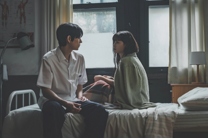 Dear X, I took down the poster for recognizing similarities..Kim Yoo-jung and Kim Young-dae's back hug teaser released