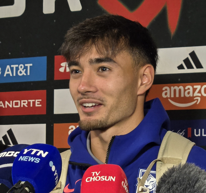 The East Sea water and Baekdusan Mountain  There has never been a player like this in the history of soccerThe mother of mixed race castrope sang the national anthem and sang 'Fantasy' in tears