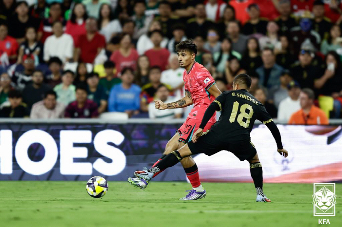 The East Sea water and Baekdusan Mountain  There has never been a player like this in the history of soccerThe mother of mixed race castrope sang the national anthem and sang 'Fantasy' in tears