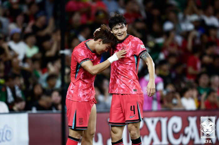 How dare you throw away a suit! Oh Hyun-kyu, put down his stockings and pointed to the cruciate ligament...Wonder goal against Mexico → Time to enter the big league