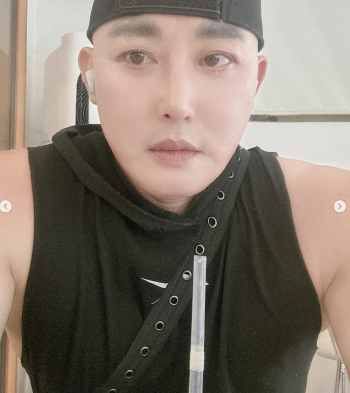 Hwang Jae-geun, who has changed dramatically, threw off his wig...Come back to your bare hair and work out