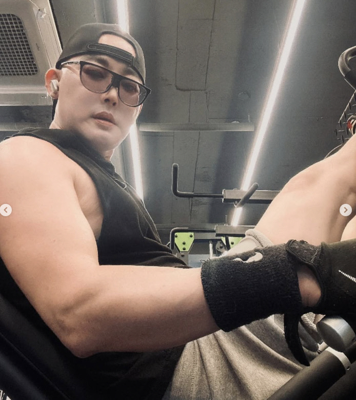 Hwang Jae-geun, who has changed dramatically, threw off his wig...Come back to your bare hair and work out