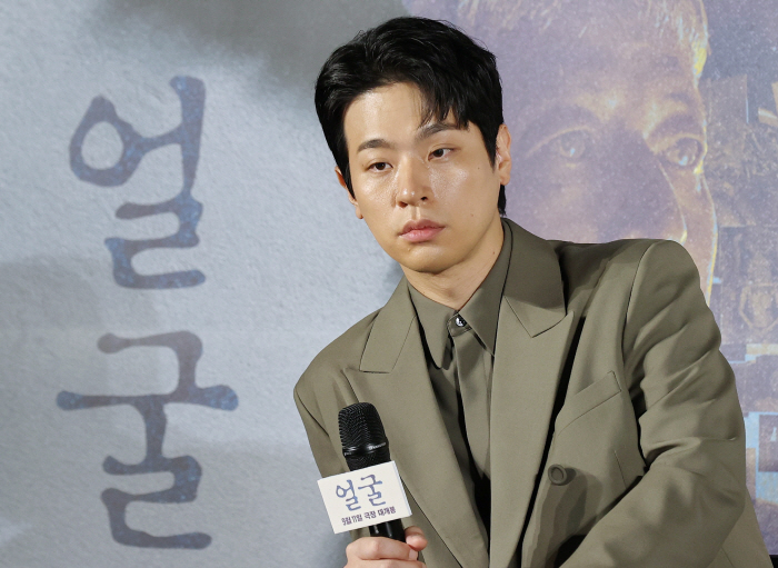 I like Yeon Sang-ho who grumbles at Park Jung-min's society..I was happy to participate