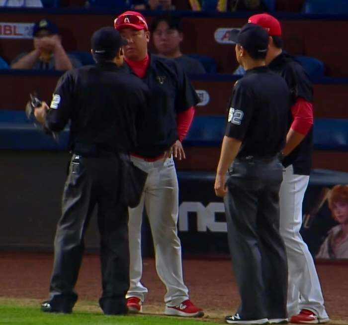 If you apply for a foul review, you'll also watch the check swing as a service. The worst disaster made by KBO lax regulations