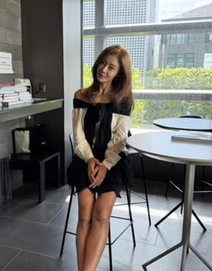 Jewelry Lee Ji-hyun is a hairdresser who finished all her appointments and took a profile picture of her life