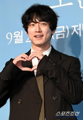  Kang Seo-jun, Kentaro Sakaguchi, who is living with an older woman → Adding suspicions about a triangular relationship