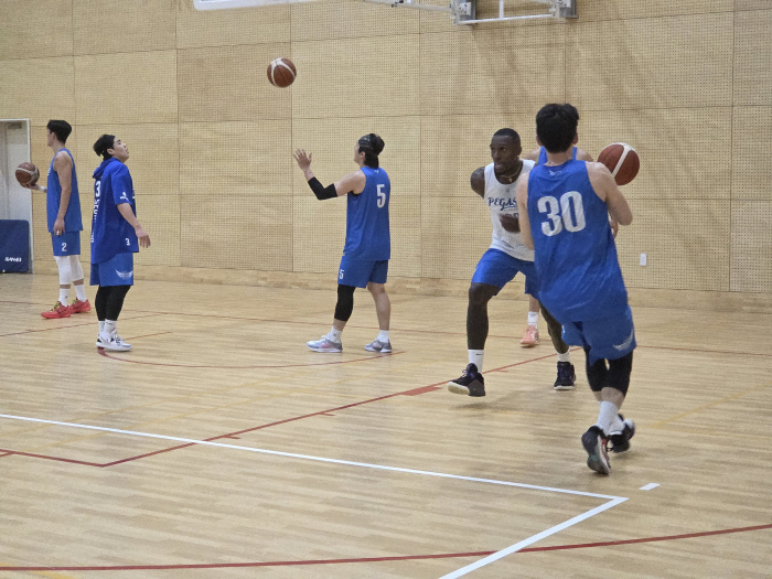 Maximizing 10-person rotation transition. Director Kang Hyuk's Kobe Plan. I know the weakness of the attack. We're going our way