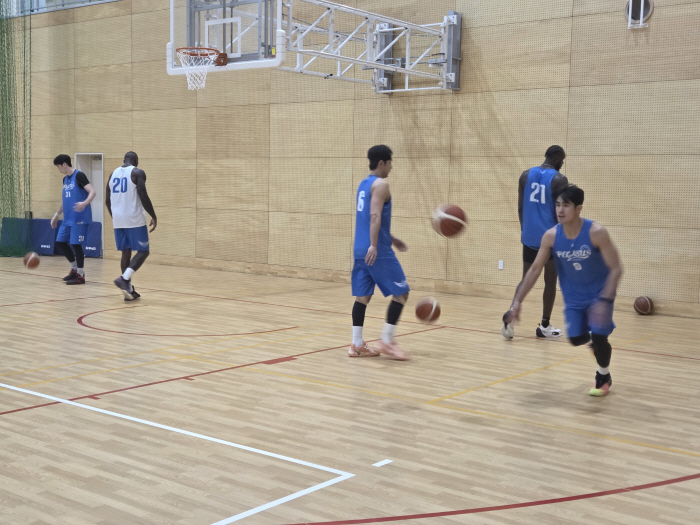 Maximizing 10-person rotation transition. Director Kang Hyuk's Kobe Plan. I know the weakness of the attack. We're going our way