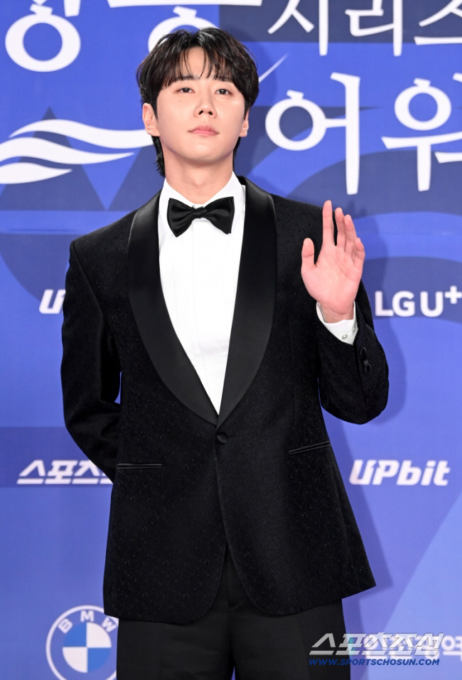 Lee Joon-young's 2nd Life Challenge at 'New Employee Kang Chairman'...Come Back as a New Employee at a Large Company