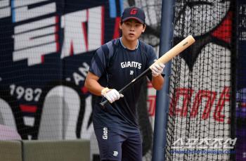 Lotte Park Chan-hyung repeats endless bunt more than anyone else, batting average of 0.395 in August → batting average of 0.167 in September 