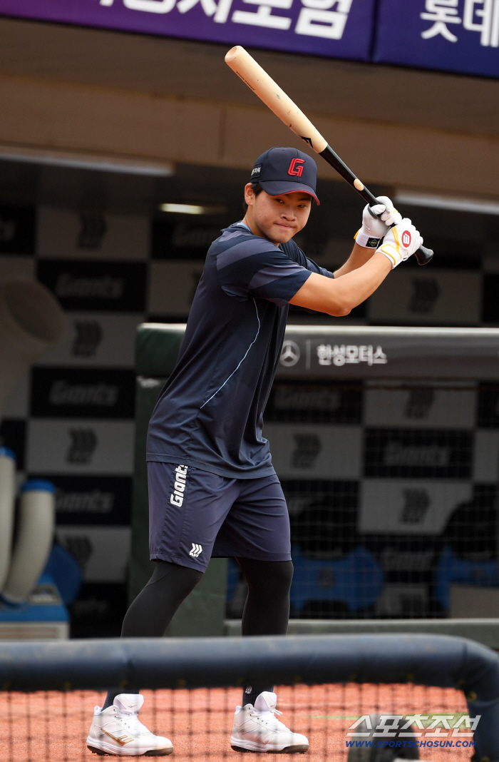 Lotte Park Chan-hyung repeats endless bunt more than anyone else, batting average of 0.395 in August → batting average of 0.167 in September 