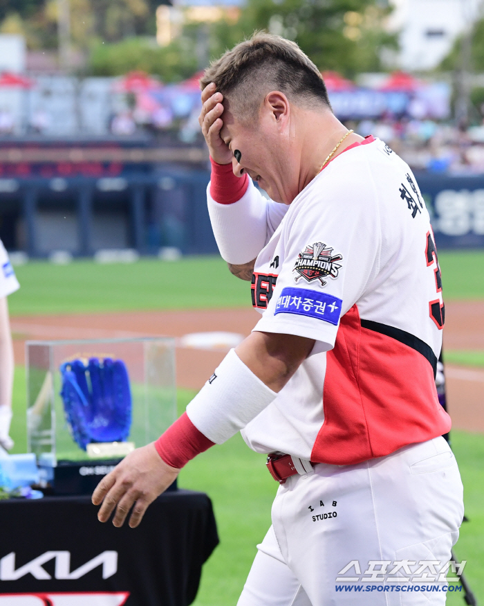 Oh Seung-hwan's Gwangju retirement tour's highlight, Choi Hyung-woo, who felt like he wouldn't bleed even if he stabbed him, cried