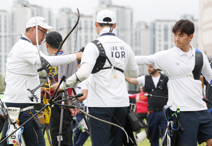  10 10 10 10! The world's strongest men's archery, the gold medal in the team event after catching the U.S. with the No. 1 ranking!