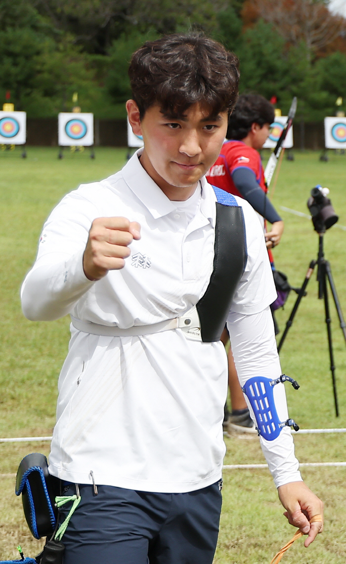  10 10 10 10! The world's strongest men's archery, the gold medal in the team event after catching the U.S. with the No. 1 ranking!