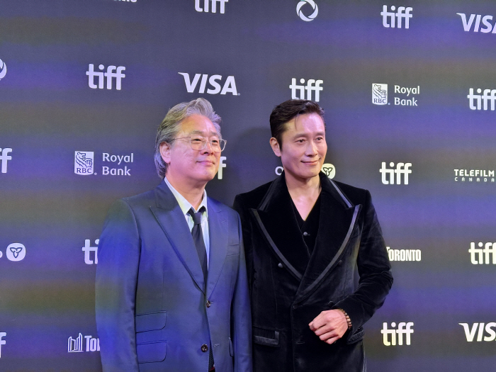 Park Chan-wook → Lee Byung-hun, who ran for Venice and Toronto, has no choice but to win the Special Achievement Award I hope you'll be led