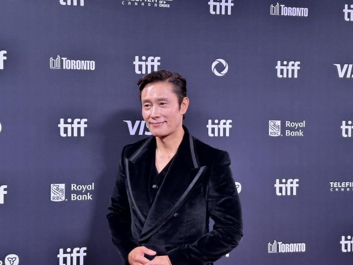 Park Chan-wook → Lee Byung-hun, who ran for Venice and Toronto, has no choice but to win the Special Achievement Award I hope you'll be led