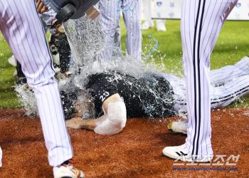  10 wins, Son Joo-young, there's never been a water shower like this