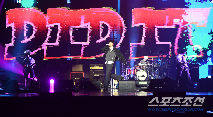  AxMXP (AMP), overwhelming sound and performance on stage