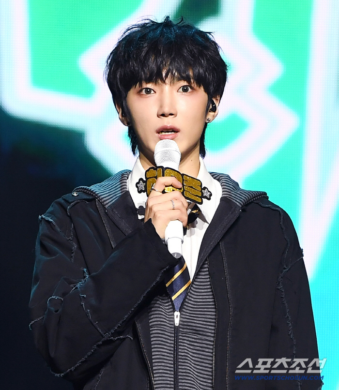 AxMXP debut showcase, Ha Yoojun saying hello