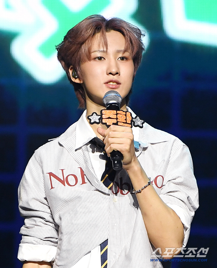  AxMXP debut showcase, Joo Hwan saying hello