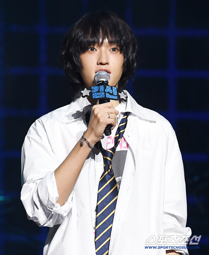  AxMXP debut showcase, Kim Shin saying hello