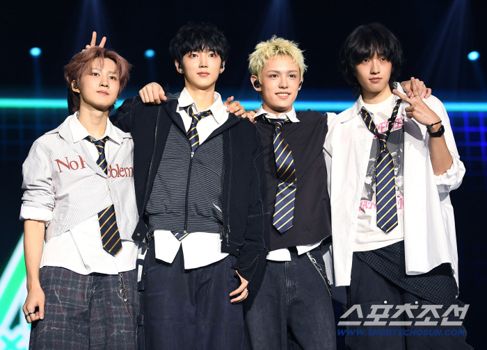  AxMXP debut showcase. Members' expressions full of excitement