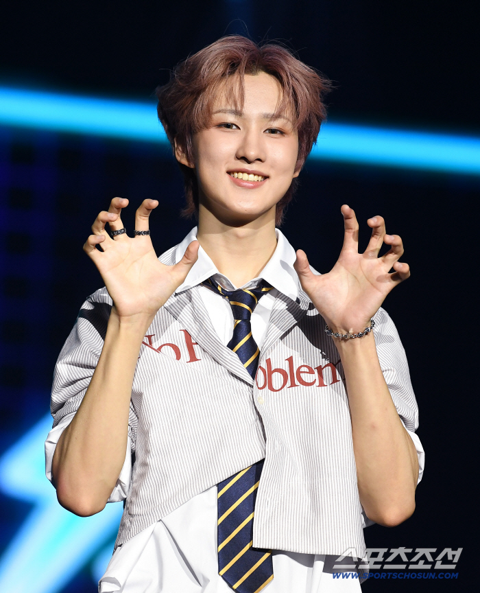  AxMXP Joo Hwan, a fan-captivating smile