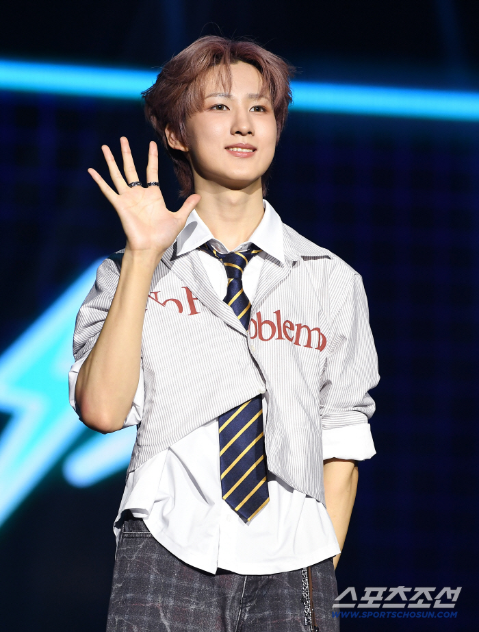  AxMXP Joo Hwan's nervous debut showcase stage