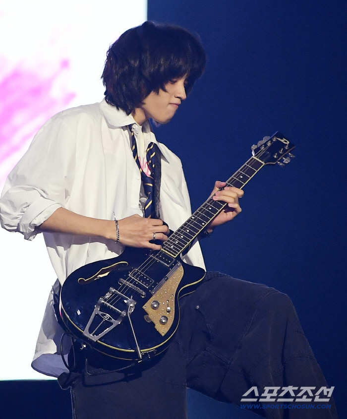  AxMXP Kim Shin plays the guitar all by himself