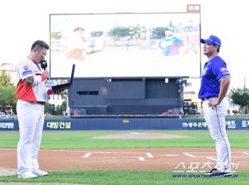  Choi Hyung-woo shed tears while giving a plaque of appreciation to Oh Seung-hwan