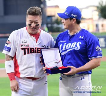  Choi Hyung-woo showed tears after handing over a plaque of appreciation to Oh Seung-hwan