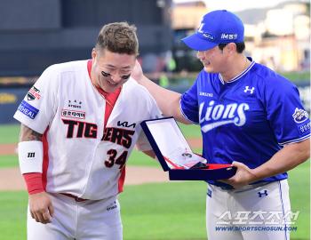  Choi Hyung-woo showed tears after handing over a plaque of appreciation to Oh Seung-hwan