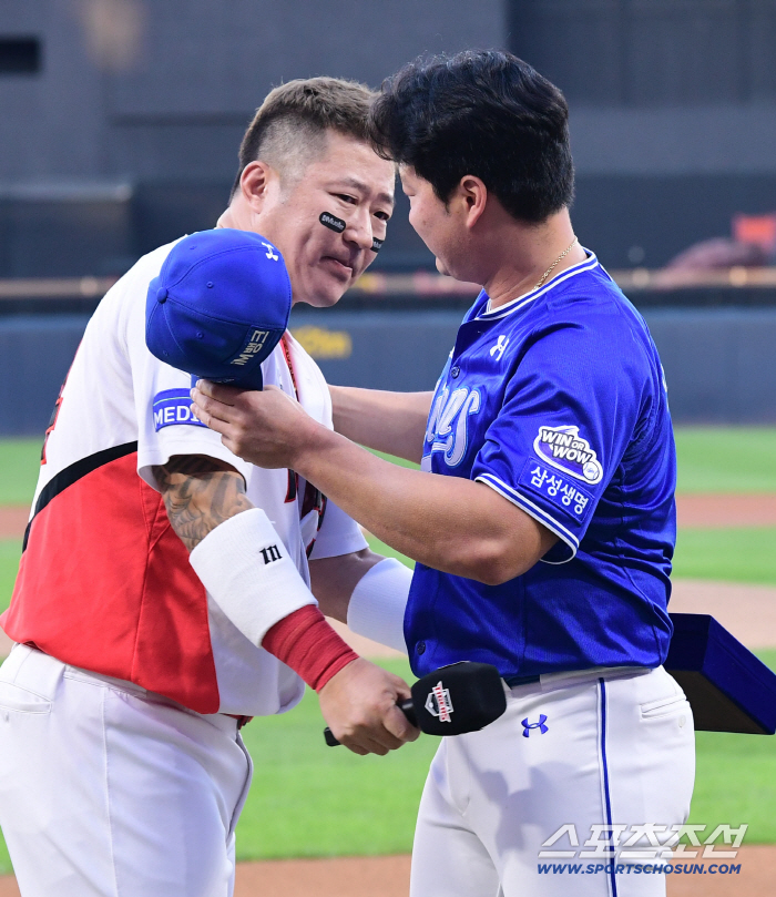  Choi Hyung-woo showed tears while handing over a plaque of appreciation to Oh Seung-hwan