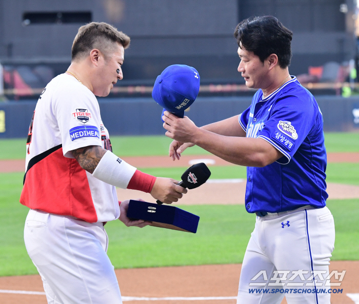  Choi Hyung-woo showed tears while handing over a plaque of appreciation to Oh Seung-hwan