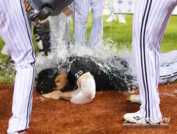  Colleagues, water washing, Son Joo-young lying on the ground