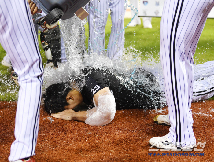  Colleagues, water washing, Son Joo-young lying on the ground