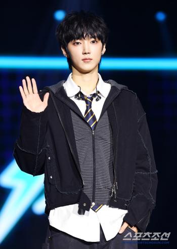  Ha Yoojun, frontman of AxMXP