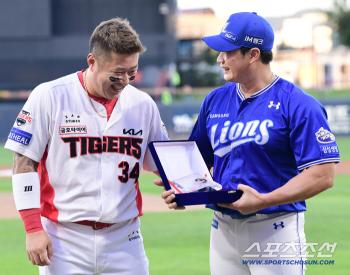  I personally give a plaque of appreciation to Choi Hyung-woo and Oh Seung-hwan