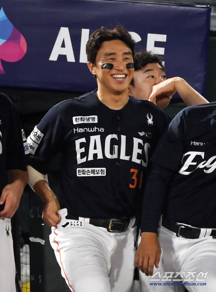  It's fun to tease Son Ah-seop and Roh Si-hwan