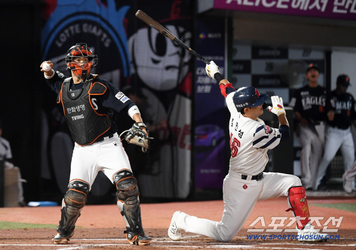  Kim Min-sung struck out after a foul home run