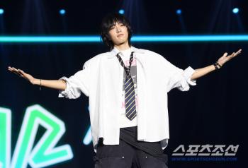  Kim Shin, the bassist of AxMXP