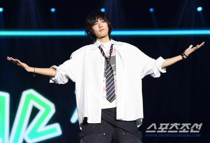  Kim Shin, the bassist of AxMXP