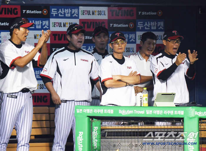  LG Bench Cheers at Video Reading Success