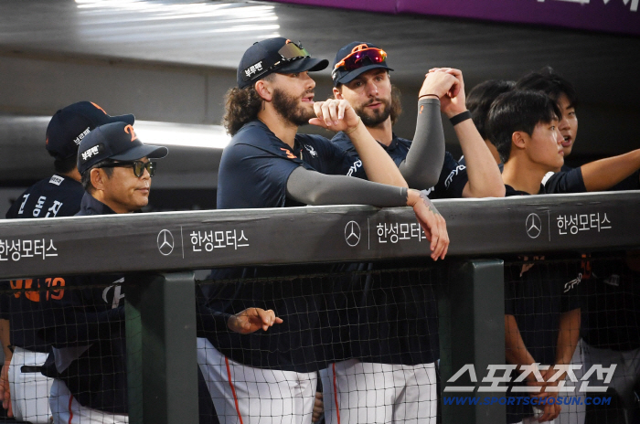  Phone Sewais Jung Woo-ju Ryu Hyun-jin is focused on the game