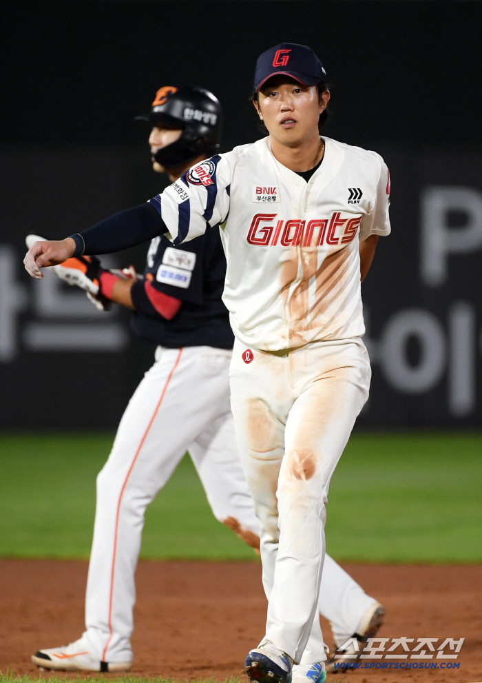  Shortstop Jeon Min-jae who stole second base and erased Shim Woo-joon