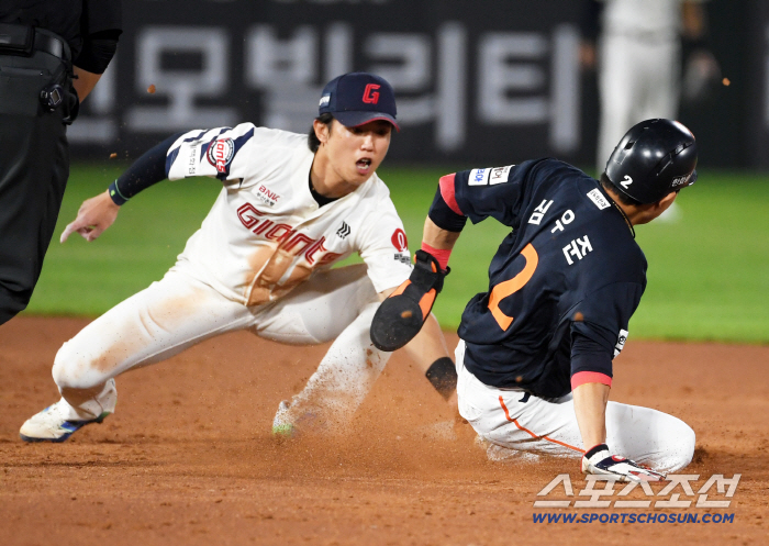  Shortstop Jeon Min-jae who stole second base and erased Shim Woo-joon