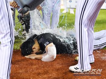  Son Joo-young is being baptized with water while lying face down on the ground