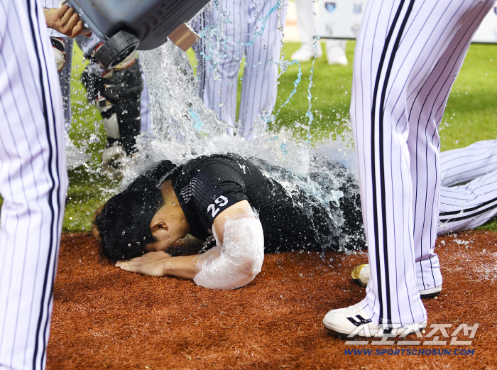  Son Joo-young is being baptized with water while lying face down on the ground