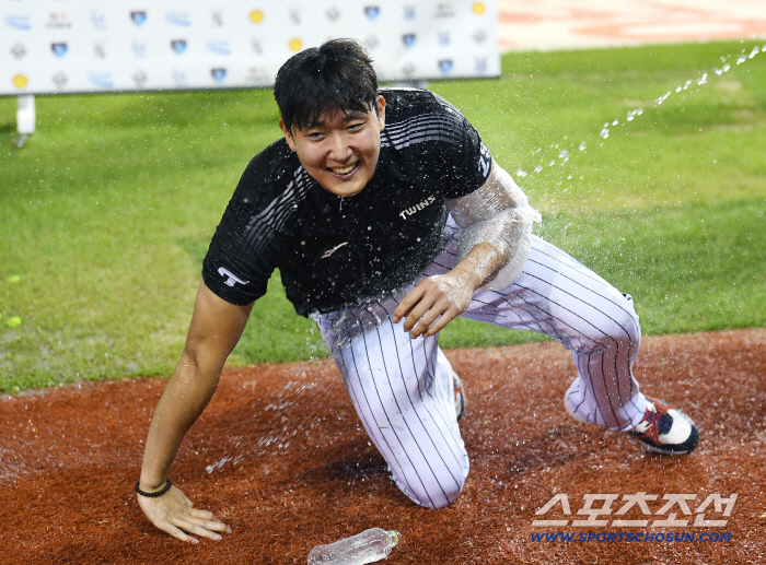  Son Joo-young soaked in water baptism to congratulate his colleagues on their 10th win